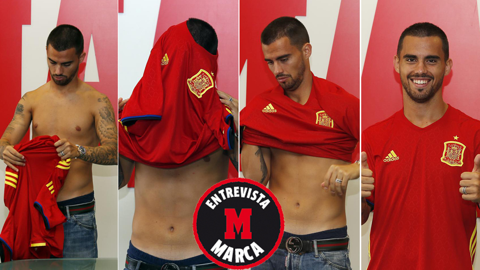 Suso se pone la camiseta de la selección española en MARCA