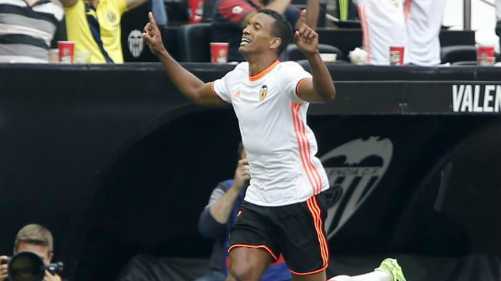 Nani celebra un gol con el Valencia en Mestalla