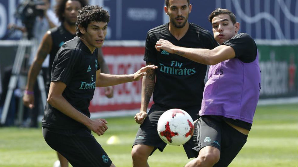 Vallejo pelea un baln con Theo en un entrenamiento del Madrid.