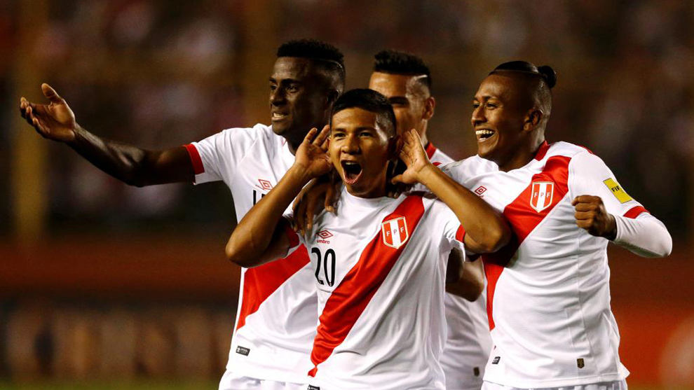 Édison Flores (centro) celebra con sus compañeros el primer gol de la selección de Perú