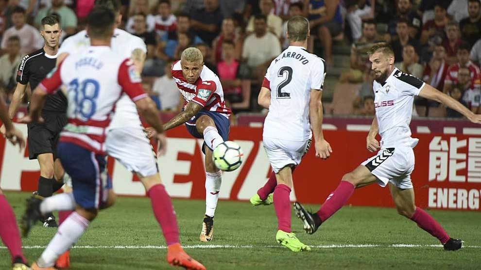 Machs dispara a puerta durante el partido ante el Albacete