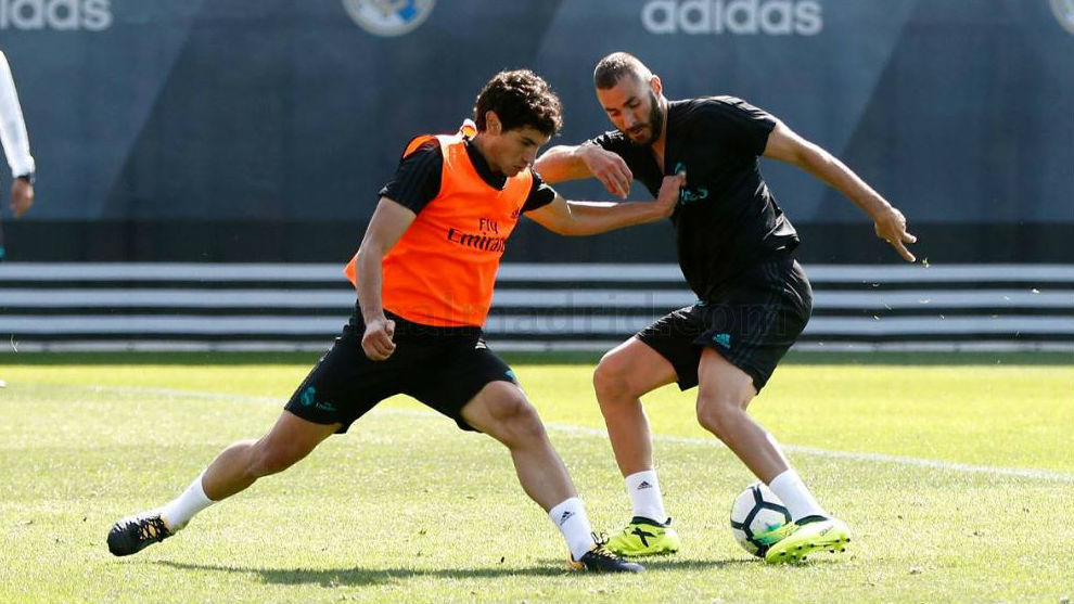 Vallejo y Benzema durante el entrenamiento en Valdebebas