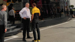 Ross Brawn y Cyril Abiteboul, en el &apos;motorhome&apos; de McLaren.