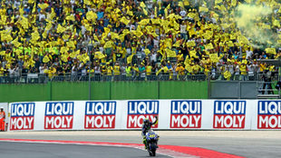 Rossi saluda a sus fans en Misano.