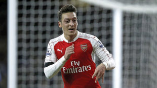 zil celebra un gol con el Arsenal.