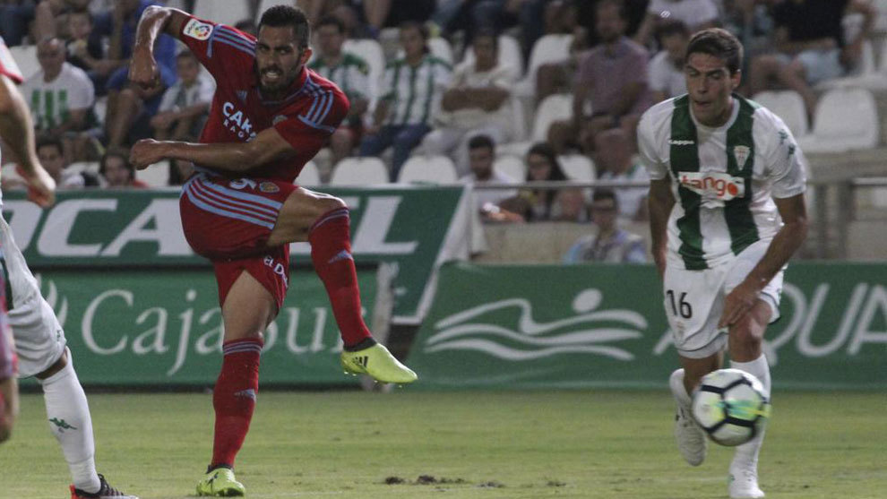 Borja Iglesias remata a portera en el partido ante el Crdoba.