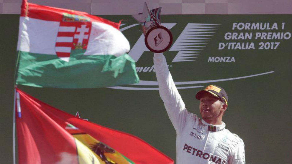 Lewis Hamilton, en el podio de Monza