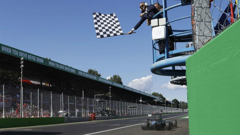 Lewis Hamilton cruza la línea de meta en Monza