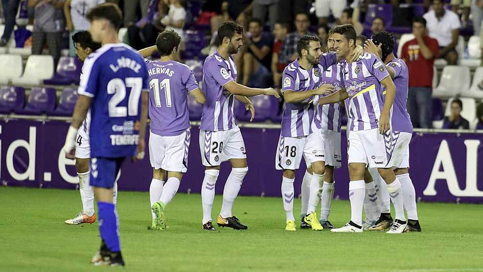 Los jugadores del Valladolid celebran uno de los goles que dejaron al...