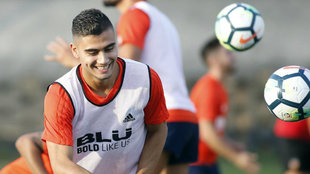Andreas Pereira sonre durante la sesin de trabajo del Valencia en...