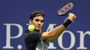 Federer golpea la pelota en el US Open