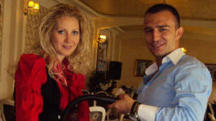 El rbitro Ivaylo Stoyanov junto a Fotka Andonova, su esposa