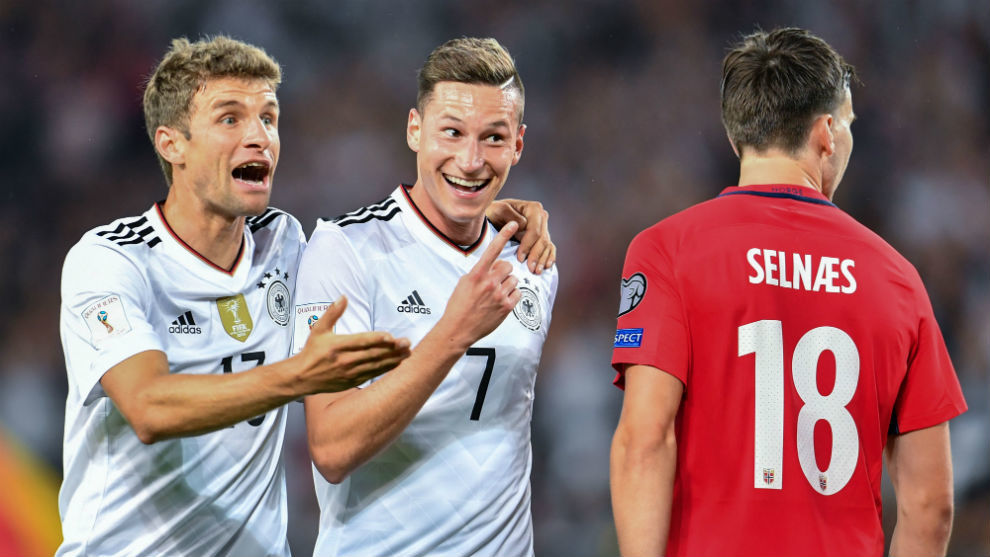 Draxler sonre junto a Mller despus de lograr el 2-0 de Alemania.