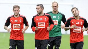 Dimitrovic, junto a sus compaeros, en un entrenamiento del Eibar.