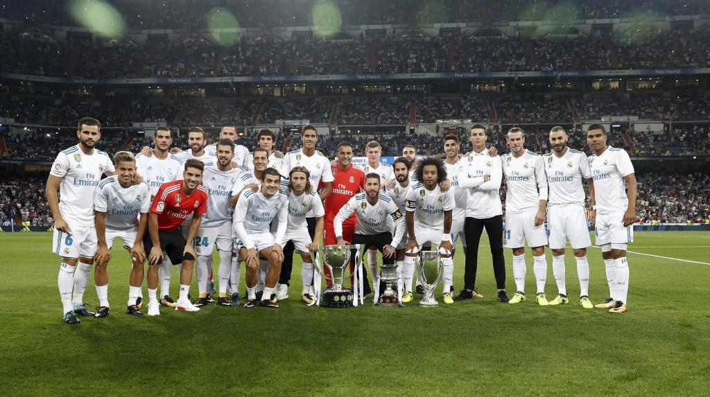 La plantilla del Real Madrid posa con la Liga, la Supercopa de Espaa...