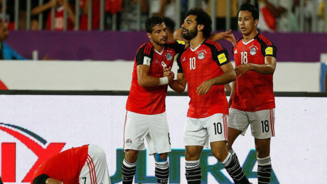 Salah y los jugadores de Egipto celebran un gol.