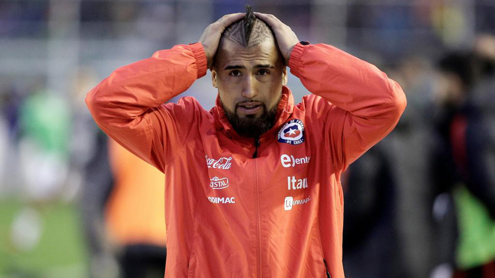 Vidal (30) se lamenta tras la derrota de la seleccin de Chile frente...