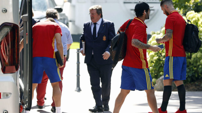 Larrea, junto a Sergio Ramos e Isco a su llegada a Bad Ragaz