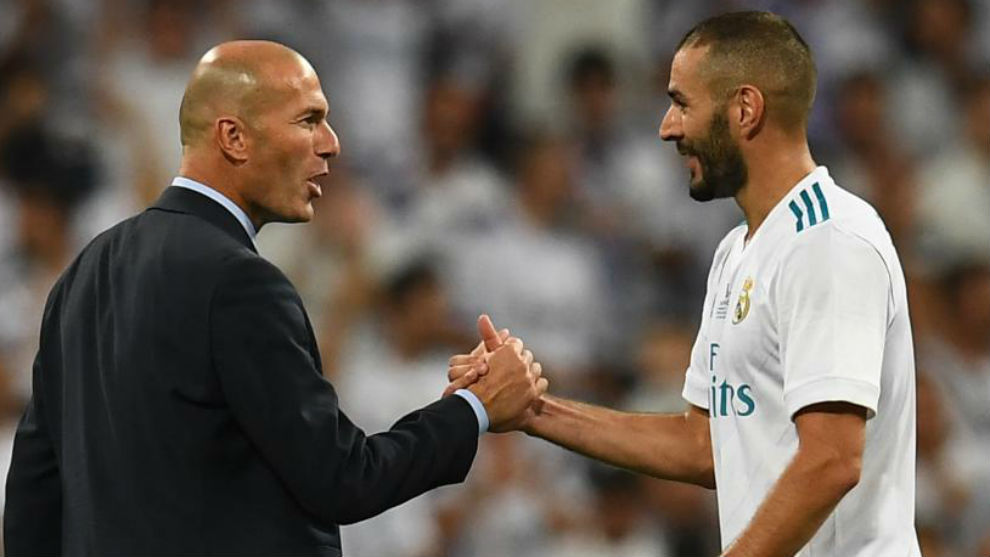 Zidane y Benzema se saludan.