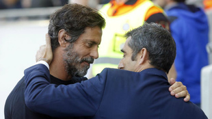 Quique y Valverde se saludan en un encuentro del pasado curso.