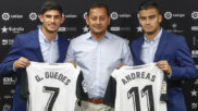 Guedes y Pereira posan con sus camisetas junto al presidente Anil...