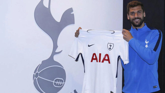 Llorente posa con la camiseta del Tottenham.