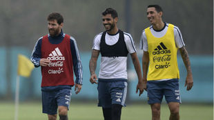 Augusto, junto a Messi y Di Mara, en un entrenamiento con Argentina.