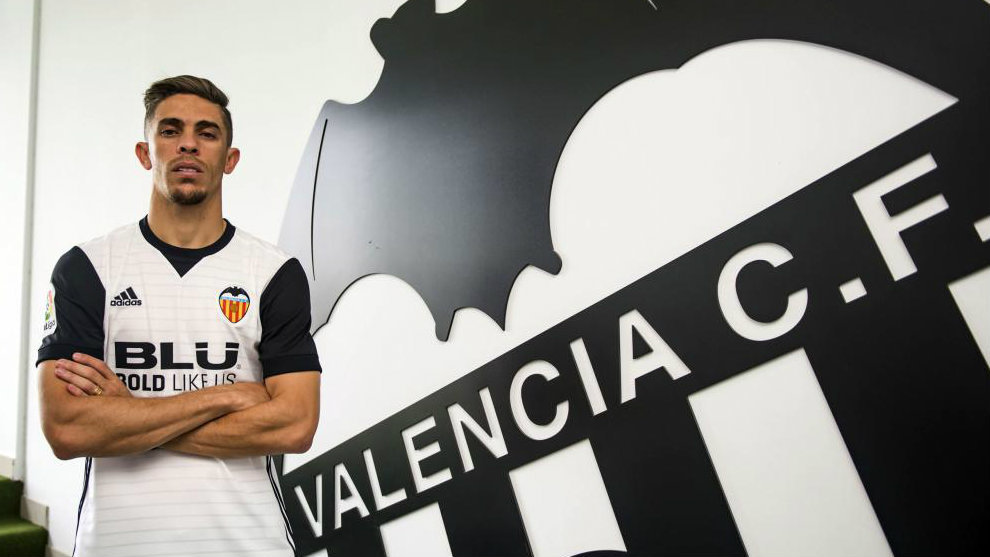Gabriel Paulista posa con un escudo del Valencia en Paterna.