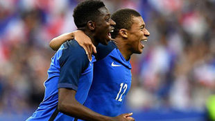 Dembl y Mbapp celebran un gol con Francia.
