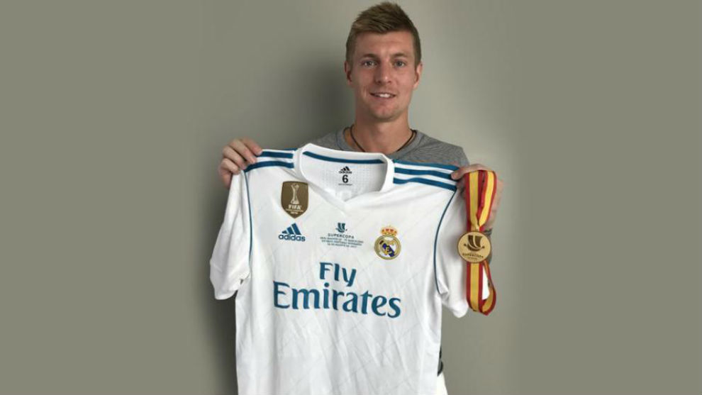Kroos posa con su camiseta y su medalla de la Supercopa de Espaa