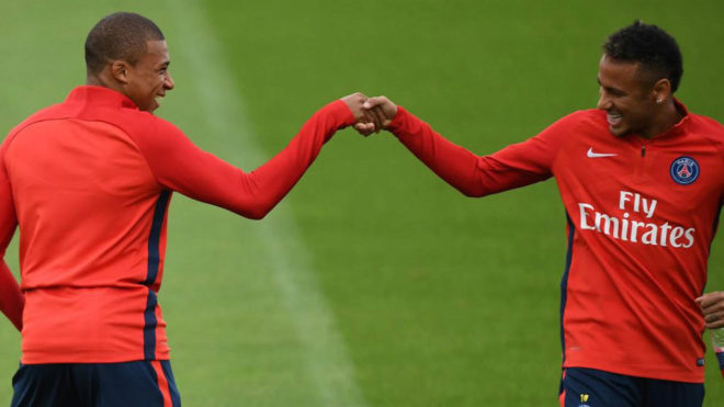Mbapp y Neymar se saluda antes de un entrenamiento.