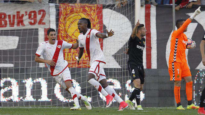Manucho celebra un gol ante el Nstic en el Estadio de Vallecas