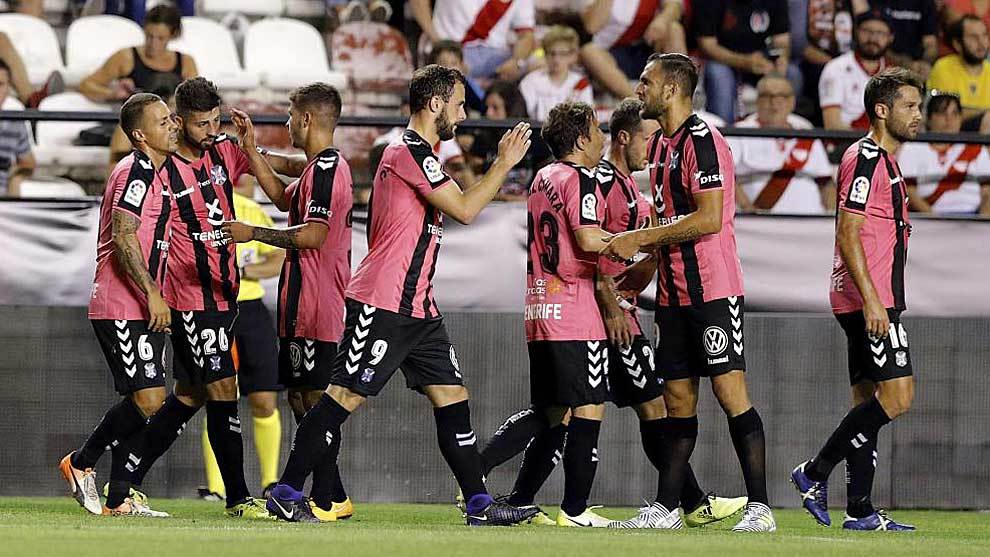 Los jugadores del Tenerife celebran uno de sus tres goles en Vallecas