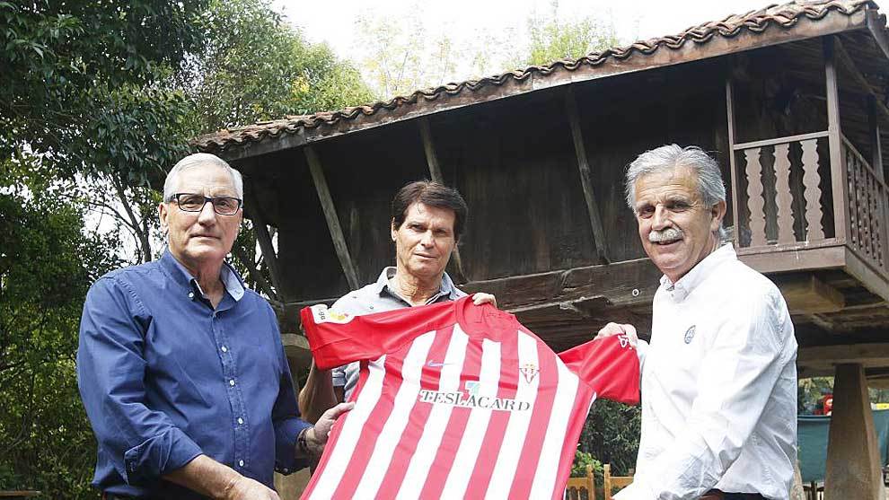 Garca Cuervo, Ciriaco y Pepe Acebal posan para Marca con la camiseta...