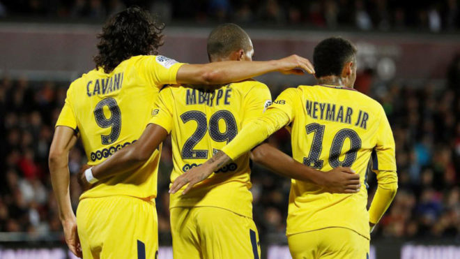 Cavani, Mbapp y Neymar celebran uno de los goles del PSG.