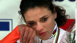 Van Moorsel, emocionada en el podio tras ganar la contrarreloj en el...
