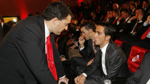 Guillen y Contador hablan antes de la presentacin de una Vuelta...