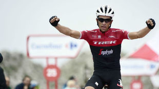 Alberto Contador, al pasar la meta en la etapa de hoy, la del Angliru.