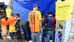Socios del Barcelona se adhieren a la campaa, hoy, en el Camp Nou.