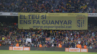 Pancarta en el derbi de esta noche en el Camp Nou.