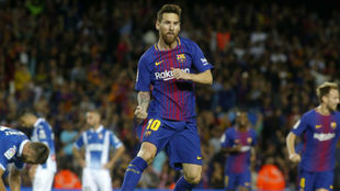 Leo Messi celebra uno de los goles de esta noche en el Camp Nou.