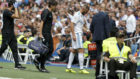 Benzema abandona el csped lesionado