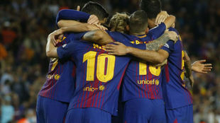 Los jugadores del Barcelona celebran uno de los goles del derbi contra...