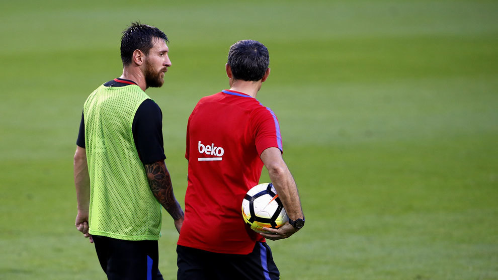 Valverde y Messi charlan durante un entrenamiento.