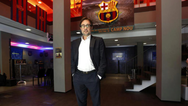 Agust Benedito posa junto al escudo del FC Barcelona