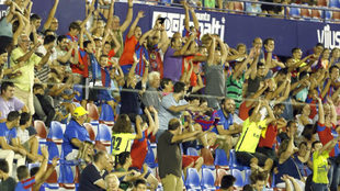 Aficionados del Levante en las gradas celebrando un gol de su equipo.
