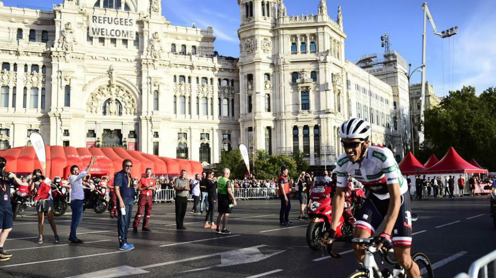 Alberto Contador rodando en solitario para recibir su homenaje.