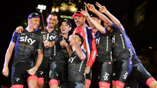 Chris Froome celebrando con todo el Sky su triunfo en la Vuelta.