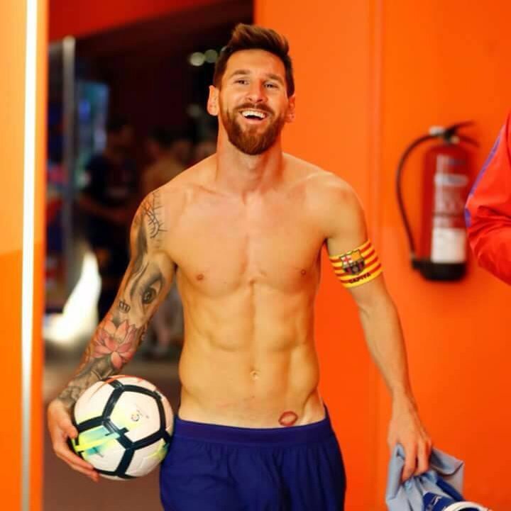 Leo Messi mostrando su comentado tatuaje de un beso de mujer en su...