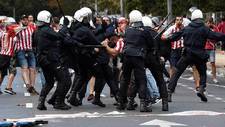 Carga policial antes del derbi asturiano del sbado en El Molinn